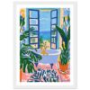 Jarrón con plantas tropicales en interior con vista al mar en ventana abierta.