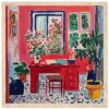 Faroles decorativos en un interior con plantas y mobiliario colorido, estilo arte contemporáneo para decoración moderna.