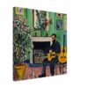 Guitarrista tocando en interior con plantas y arte en la pared.