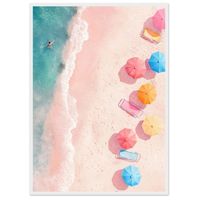 Bañador playa con sombrillas y tumbonas en arena rosa ideal para vacaciones.