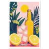 Refresco de limón con hielo y botella de bebida en un entorno tropical.