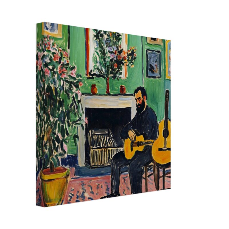 Guitarrista tocando en interior con decoración artística y plantas verdes.
