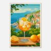 Refresco de limón con hielo junto a naranjas en un balcón con vista al mar en destino turístico.