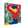 Mujer abstracta con brazos en cabello azul y fondo de hojas verdes.