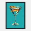 Peces en vaso de cóctel con fondo azul brillante, arte digital, decoración moderna.