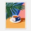 Taza de café con planta tropical en fondo colorido y moderno.