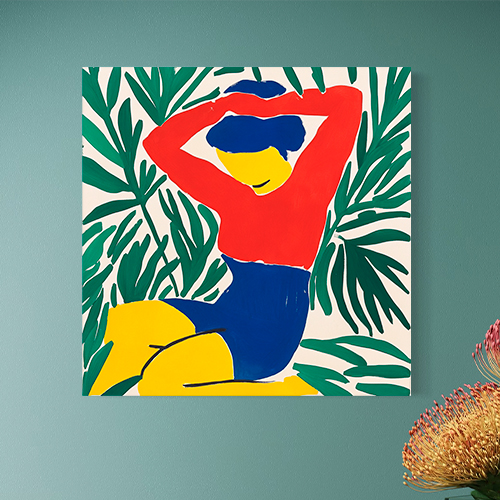 Dibujo de arte moderno con figura femenina y fondo de hojas verdes.